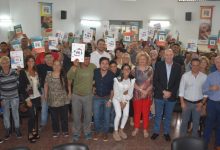 Photo of La provincia entregó 30 escrituras de regularización dominial y 40 notificaciones de finalización de trámite en Santa Fe