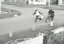 Photo of Indignante: así persiguen los motochorros a una mujer para robarle