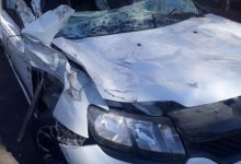Photo of Un auto volcó y tumbó un semáforo: tres heridos