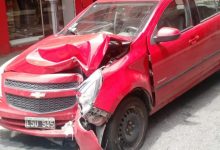 Photo of Perdió el control del auto y chocó una pared
