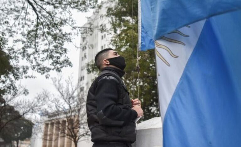 Photo of La insignia patria volvió a flamear en los espacios públicos de Santa Fe