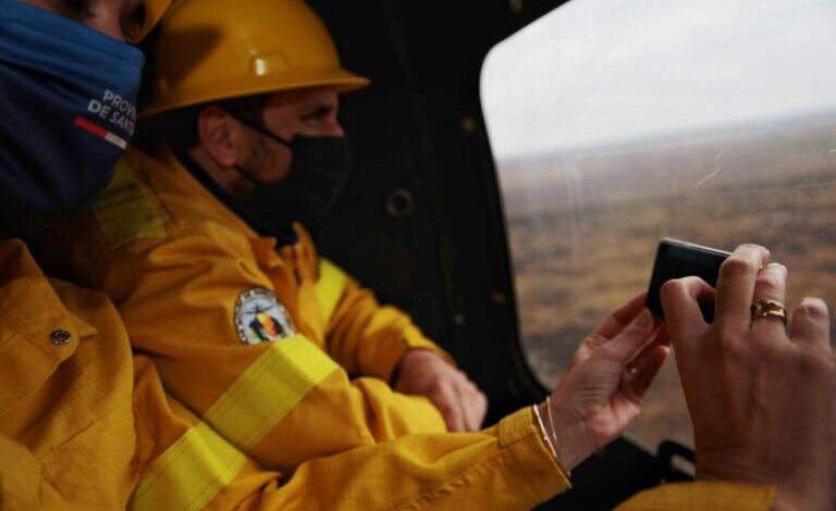 Photo of Tras el control de los incendios, Cabandié recorrió la zona afectada