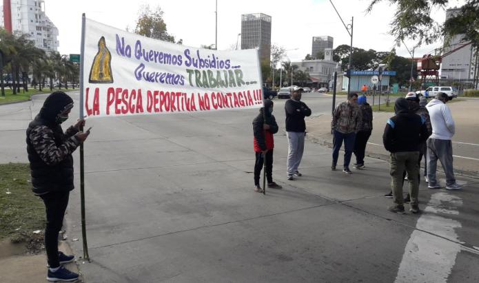 Photo of Pescadores protestan y amenazan con cortar rutas