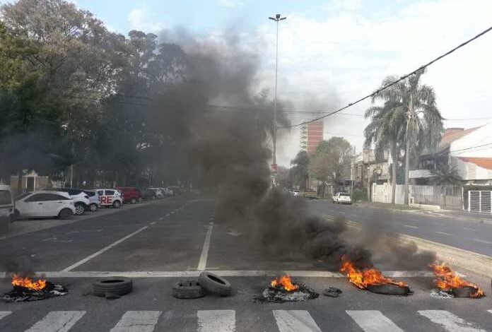 Photo of Manifestantes cortaron la avenida Almirante Brown