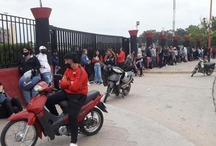 Photo of Los hinchas sabaleros hacen fila desde la madrugada para asociarse en Colón
