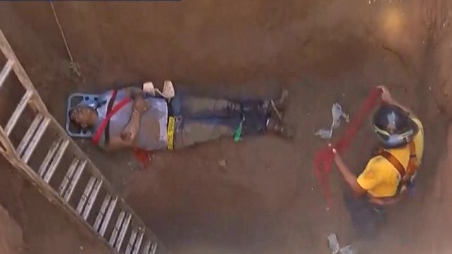 Photo of Rescataron a un operario que cayó a un pozo de cinco metros en zona sur