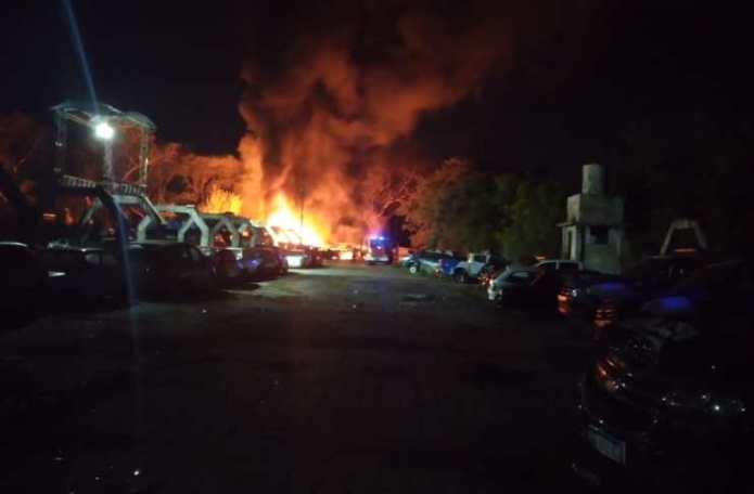 Photo of Voraz incendio en el depósito judicial de automóviles