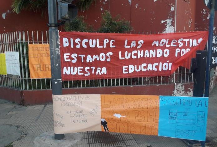 Photo of Realizaron un abrazo simbólico en el Comercial para reclamar por el estado del edificio