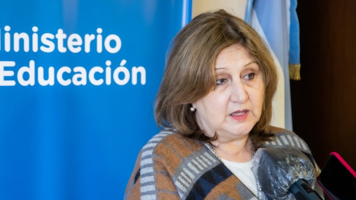 Photo of Renunció la ministra de Educación, Adriana Cantero