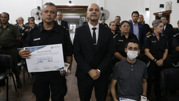 Photo of El ministro de Seguridad distinguió el accionar de dos policías de Santa Fe y Rosario