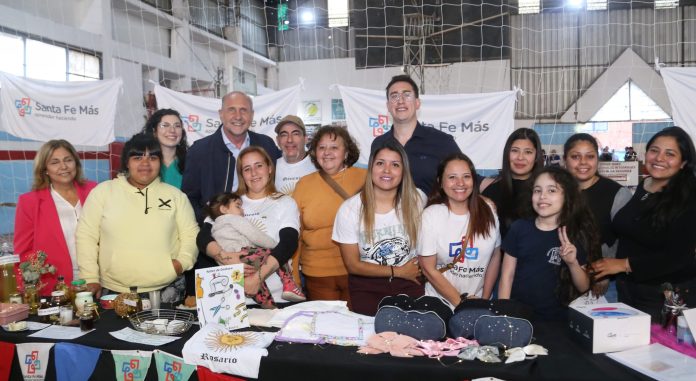 Photo of Perotti recorrió en Rosario un encuentro de talleres del programa de formación “Santa Fe Más”