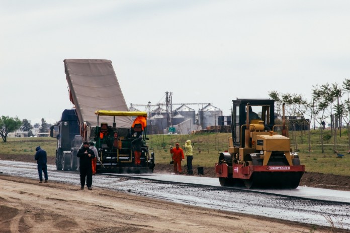 Photo of Continúan los trabajos de pavimentación en Gobernador Crespo