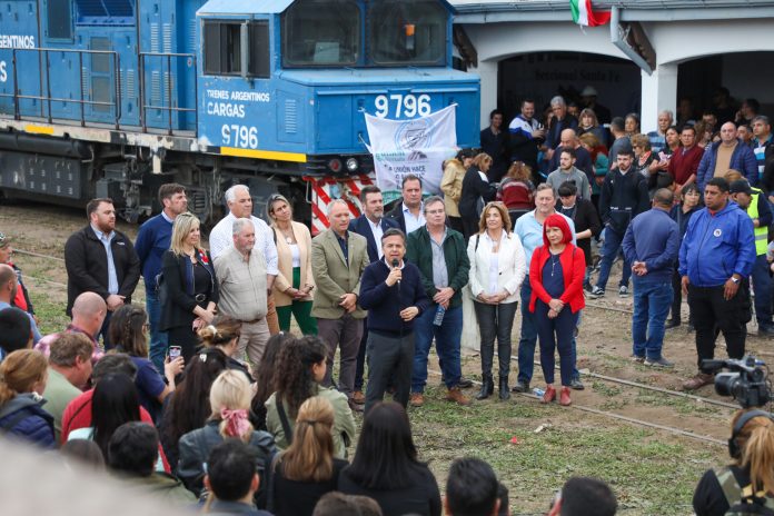 Photo of El tren volvió a unir Santa Fe con Laguna Paiva después de 30 años