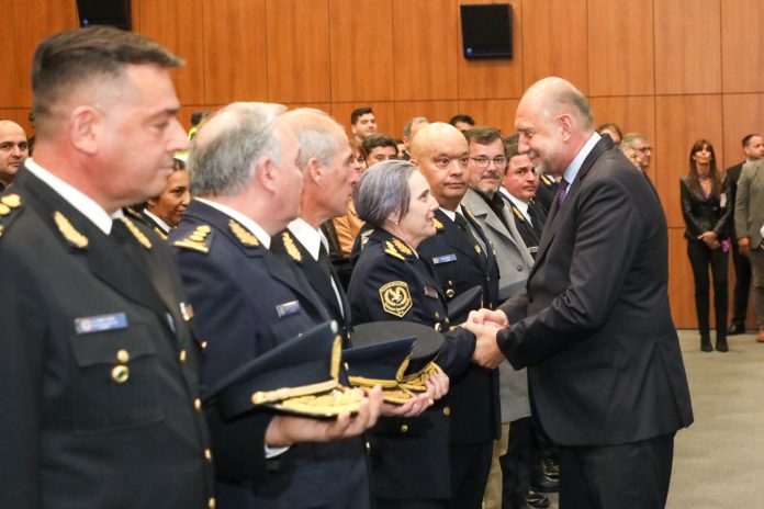 Photo of Perotti condecoró a las máximas autoridades de la Policía de la provincia