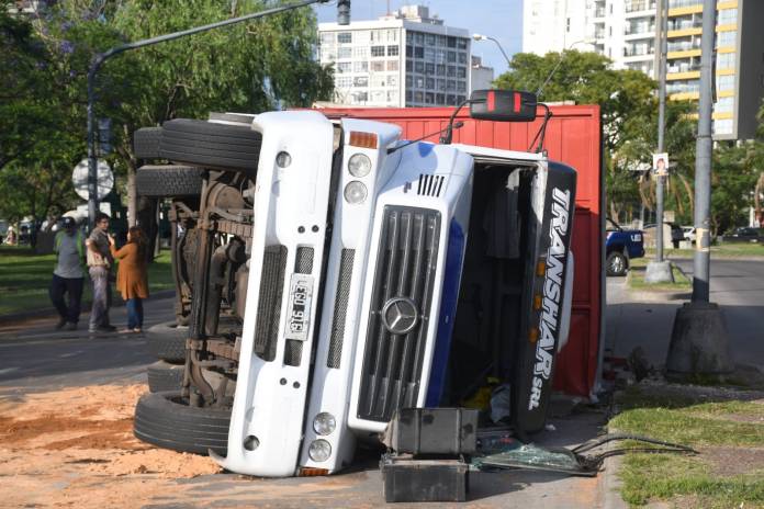 Photo of Volcó un camión con cervezas en Avenida Alem