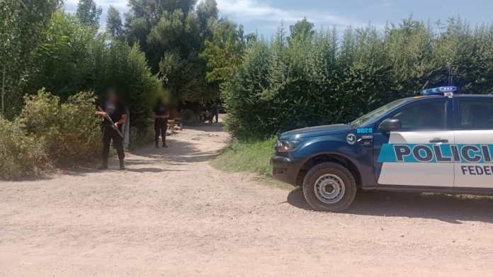 Photo of La Policía Federal Argentina rescató a diez personas víctimas de trata con fines de explotación laboral en Mendoza