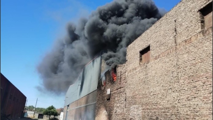 Photo of Se prendió fuego un basural y afectó una fábrica en barrio Bella Vista