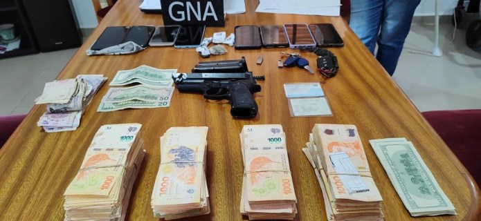 Photo of Golpe al narcotráfico: detuvieron a cinco personas y secuestraron armas y dinero