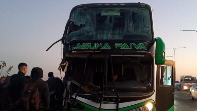 Photo of Fuerte choque entre un camión y un colectivo en la autopista Rosario – Santa Fe