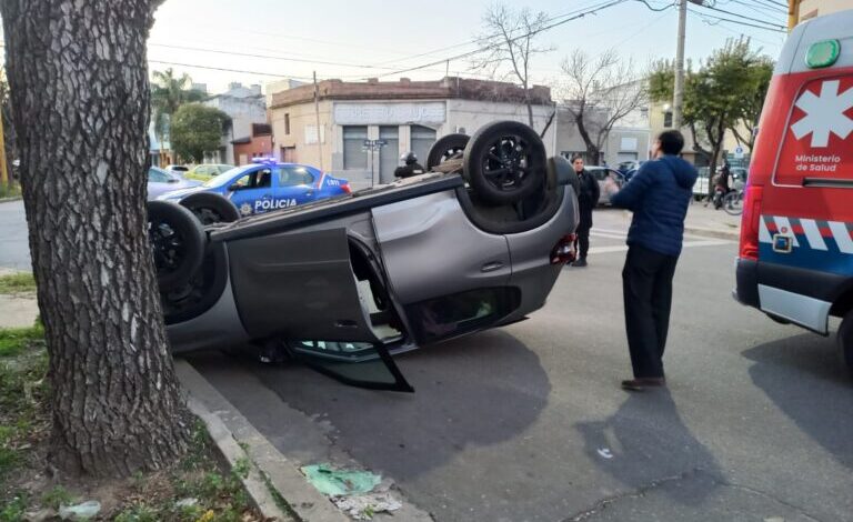 Photo of Vecinos ayudaron a salir a una conductora que volcó con su auto