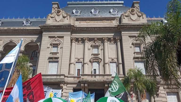 Photo of Provincia ahorra más de $ 7.000 millones con la reducción de las licencias de los empleados públicos