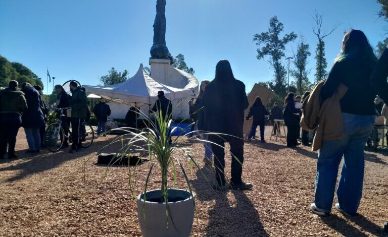 Photo of Empezó la entrega de esquejes de rosas en el parque de la Independencia