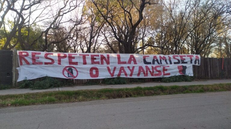 Photo of Apareció una bandera colgada en el predio de Newell’s en Bella Vista