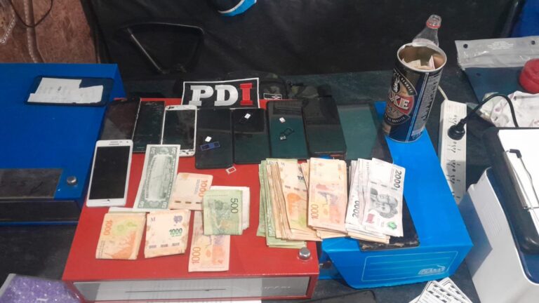 Photo of Megaoperativo en Rosario con ocho detenidos, secuestro de drogas, armas y dinero