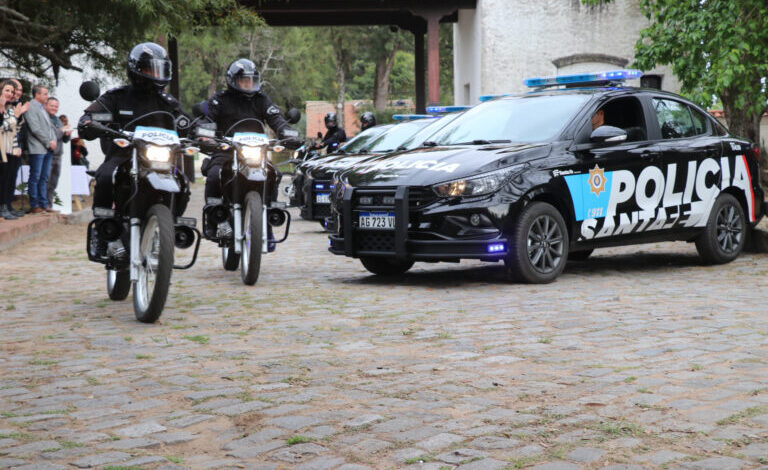 Photo of En Cayastá, la provincia comenzó con la entrega de las nuevas motos para patrullaje policial