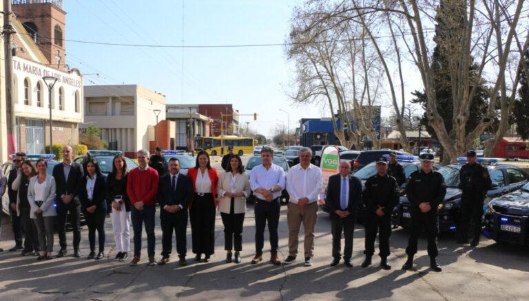 Photo of Cococcioni encabezó la entrega de móviles policiales para el Comando Radioeléctrico de Villa Gobernador Gálvez